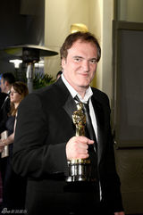 组图：奥斯卡晚宴众星把酒言欢 塞隆安慰亚当斯