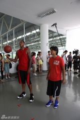 高清图：冯德伦加盟《神奇》 与安东尼秀球技