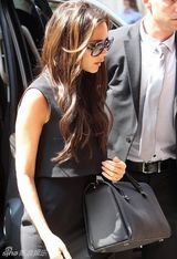 组图：维多利亚黑裙干练赴时装秀 墨镜潮爆