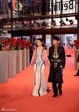 组图：郭晓冬携夫人亮相 东方韵味点燃西方热情