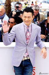 组图：《盲探》戛纳亮相 主创集体敬礼