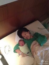 组图：盘点明星有爱亲子照 小S搞怪蔡少芬创意十足