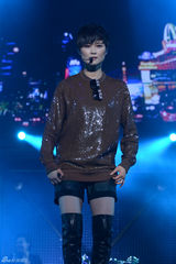 组图：李宇春上海开唱遭男舞者抱 父母首度现身