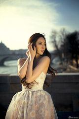 组图：吴佩慈受邀巴黎高定秀 蕾丝裙飘逸似仙子