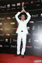 组图：梁家辉举奖杯庆祝 期待再拍《寒战2》