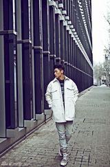 星街拍：魏晨寒冬街拍换装秀 迷幻色披风显帅气