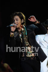 组图：张根硕独秀18分钟 湖南跨年夜送爱的抱抱