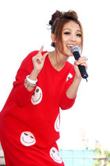 幻灯：卓文萱台北签唱 现煮姜母鸭慰劳歌迷