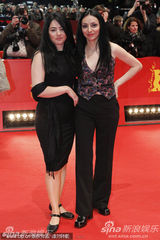 高清：《仰天长啸》首映 导演维多利亚被面具男抱起