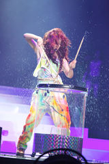 组图：张靓颖上海开唱 脚缠绷带穿高跟鞋热舞