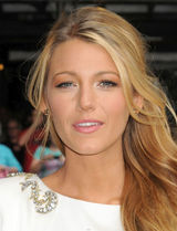 组图：布莱克-莱弗利性感亮相美胸隐现