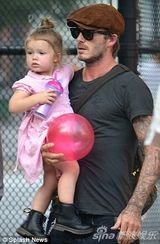 组图：小贝带爱女荡秋千疯玩 小七粉裙皮靴混搭