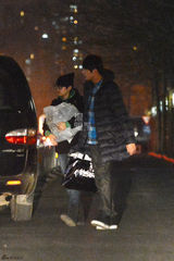 组图：林更新与神秘女吃拉面 饭后散步聊天