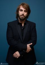 组图：《魔鬼犄角》主创拍写真 丹尼尔帅气亮相