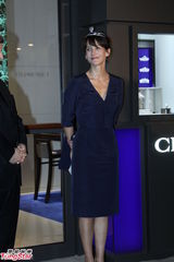 组图：苏菲玛索露排骨胸 嘟嘴搞怪获品牌高层吻手