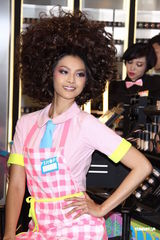 组图：林嘉绮霹雳娇妻装扮抢眼 与老公尚在蜜月期