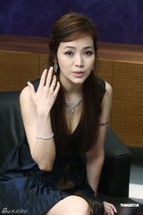 组图：侯佩岑小露性感为珠宝站台 展露事业线