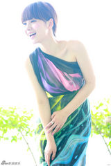 组图：柳岩彩纱逆光身姿优雅 笑容迷人清新十足