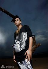 高清组图：黄征沙漠王者出镜 半裸上阵性感妖娆