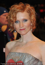 幻灯：《一个好人》首映人多势众 男女星热吻抢镜