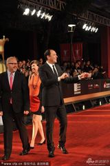 组图：《惊天魔盗团》路易斯西装革履亮相