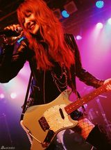 组图：佐佐木希玩变装秀 穿旗袍抱熊猫