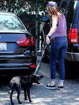 组图：暮光女素颜遛狗显颓废 内衣隐现小秀性感