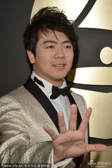 组图：郎朗帅气亮相格莱美红毯 招牌手势绅士范