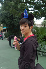 高清组图：黄明游玩东京迪士尼 重返童年欢乐时光