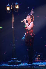 组图：梁静茹银白短裙开唱 送亲笔签名纸飞机