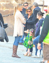 高清：小苏瑞现身片场 躺在妈妈身上像女王般尊贵