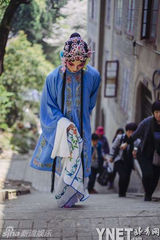 组图：武汉大学胡须男校园中扮美女 羡煞女生