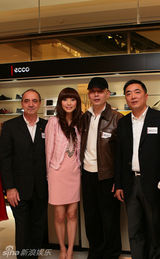 幻灯图：葛优捧场某品牌开幕礼 微笑现身不谈不电影