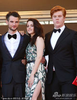 组图：暮光女戛纳走秀罩杯小难撑深V