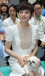 组图：孙俪白裙清新现身 携爱犬呼吁领养