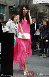 组图：少女时代郑丽媛等盛装出席品牌时尚秀