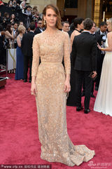 组图：第86届奥斯卡红毯 莎拉-保罗森短发知性