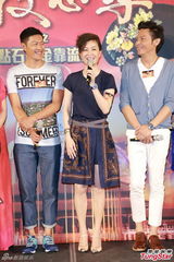 组图：邓萃雯不担心新剧收视 黄德斌横抱伍咏薇