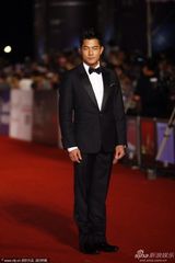 组图：郭富城黑色西装走红毯帅气逼人