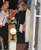 组图：詹妮弗-洛佩兹英国开唱 皮靴秀粗壮大腿