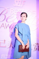 组图：刘孜出席美妆大赏 时尚品位获赞