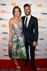 组图：《歌曲》发布会 奈特利抹胸裙清新靓丽