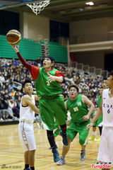 组图：萧敬腾一扫泼粪阴霾 展笑颜和学生打球