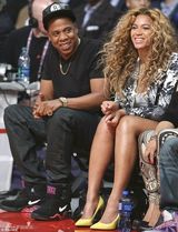 组图：碧昂斯亲子照曝光 女儿13个月长相似妈咪