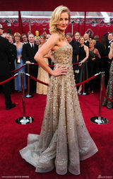 高清图：奥斯卡红毯 卡梅隆-迪亚兹金裙映衬小金人