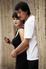 组图：雪村俞晴拍《卧龙岗》大片秀恩爱