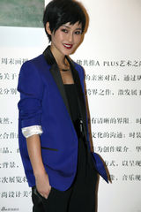 组图：陈燃短发亮相时尚设计展简约造型显个性