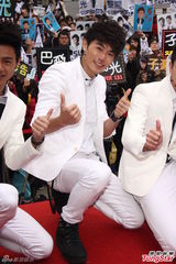 组图：SUPER 131签唱会劲歌热舞 辣妹助阵惹激凸