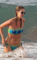 高清组图：帕丽斯-希尔顿夏威夷海滩戏水秀双波