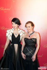 组图：黄奕产后爆乳装亮相秀事业线